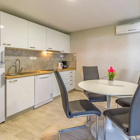 Semesterbostad Superior-5 By Interhome