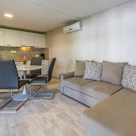 Semesterbostad Superior-5 By Interhome